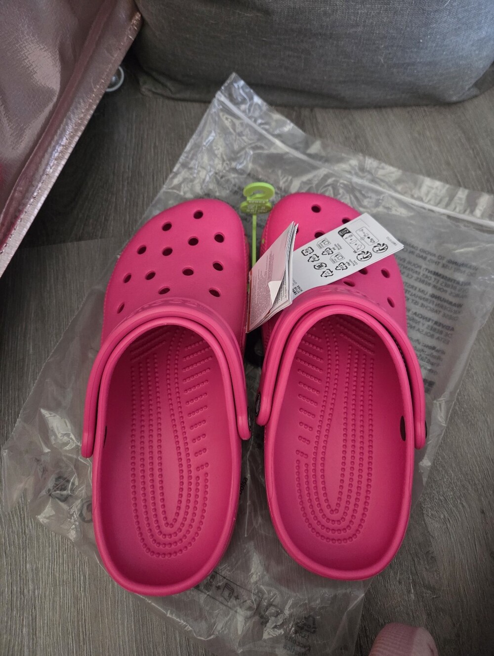 CROCS Women Size 9 Men Size 7 Classic Clogs in Dragon Fruit- Hot Pink Nwt - Picture 2 of 5